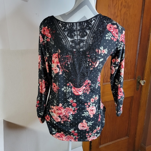 Womans no boundaries Floral and Black Knit top Tie front Lace Back Size Small - Picture 5 of 13